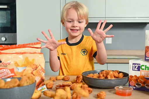 4-летний мальчик заплакал, когда отец стащил у него наггетс на футболе. Ребенка сделали дегустатором наггетсов Aldi 4-летний мальчик заплакал, когда отец стащил у него наггетс на футболе. Ребенка сделали дегустатором наггетсов Aldi