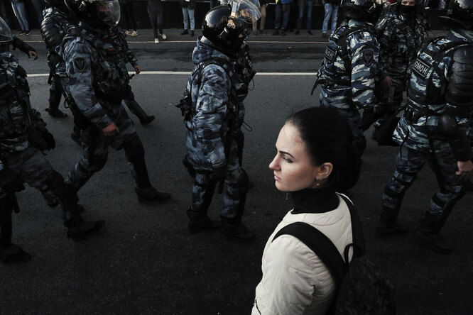 На митинге в Москве сотрудник полиции ударил женщину в живот. Росгвардия отрицает его принадлежность к своим подразделениям