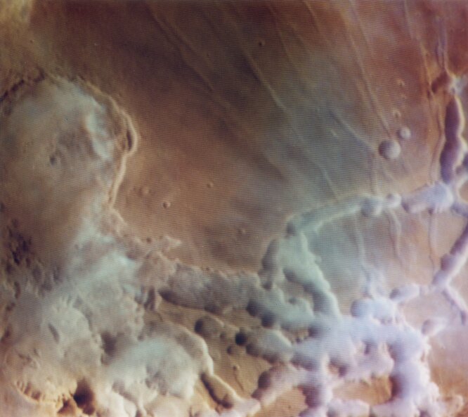 Часть Долин Маринер, известная как Лабиринт Ночи. Все десять тысяч квадратных километров на фото покрыты утренним туманом — довольно редким для Марса явлением