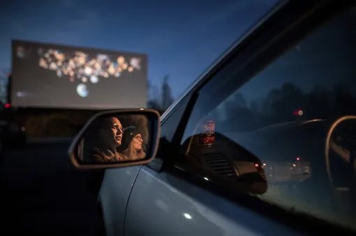 Посетители drive-in кинотеатра в Эссене, Германия