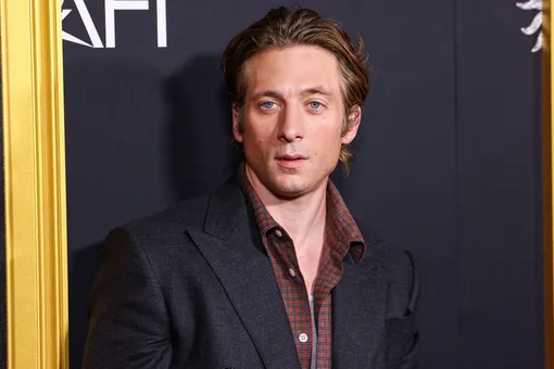 Джереми Аллен Уайт получил диплом о среднем образовании в 34 года: «Я не был хорошим учеником» Джереми Аллен Уайт получил диплом о среднем образовании в 34 года: «Я не был хорошим учеником»