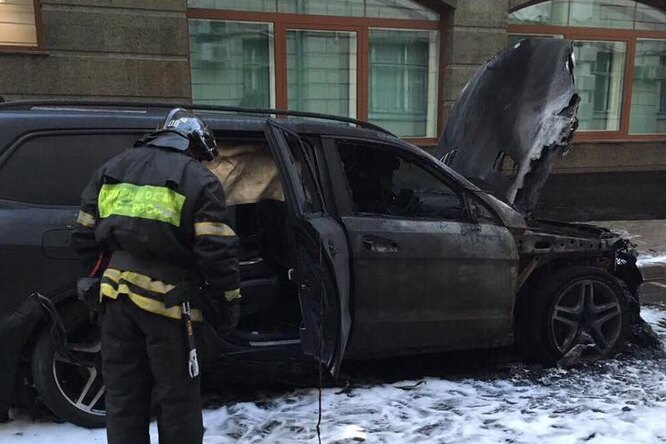 В Москве сожгли две машины у офиса адвоката, защищающего интересы Алексея Учителя