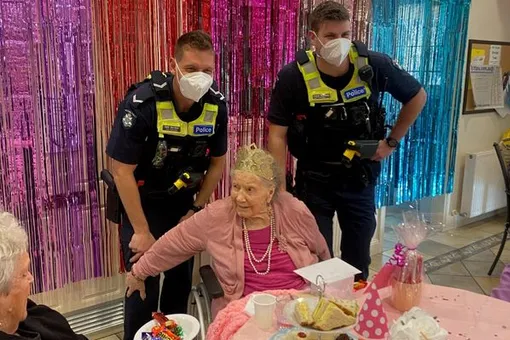 Австралийские полицейские задержали 100-летнюю именинницу — она всю жизнь мечтала об этом