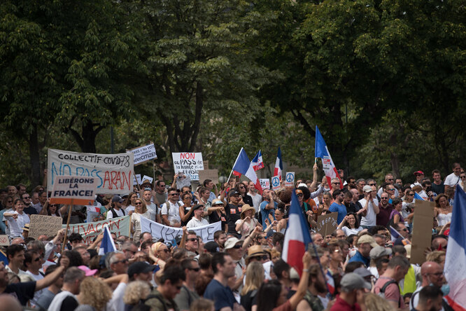 Власти Франции смягчили законопроект о ковид-пропусках после массовых протестов