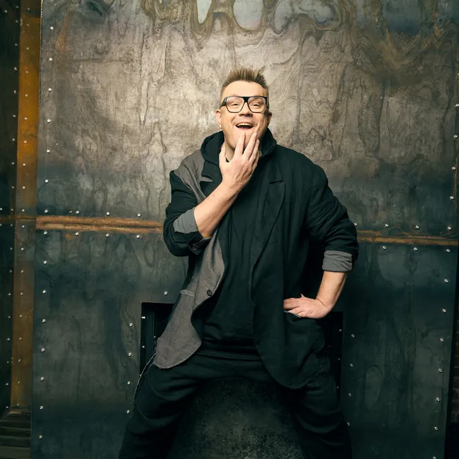 «Любить по разнарядке — скотство»: Николай Картозия — о русском человеке, архетипах на телевидении и монополии на тревел-форматы