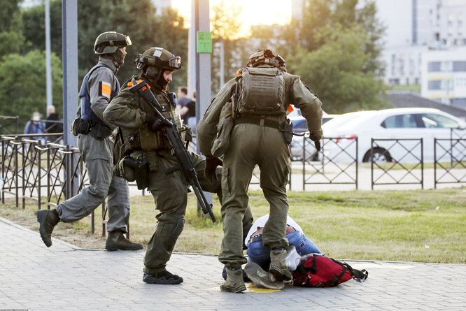 Протесты в Минске, 10 августа. Police officers kick a demonstrator on the ground, during a mass protest following presidential election in Minsk, Belarus, Monday, Aug. 10, 2020. Thousands of people have protested in Belarus for a second straight night after official results from weekend elections gave an overwhelming victory to authoritarian President Alexander Lukashenko, extending his 26-year rule. A heavy police contingent blocked central squares and avenues, moving quickly to disperse protesters and detained dozens. (AP Photo)