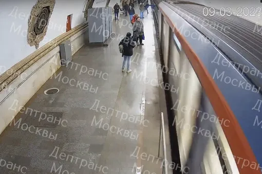 В метро Москвы мужчина толкнул подростка под поезд
