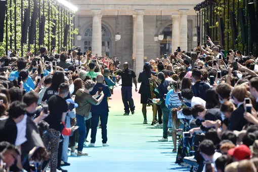 Финал показа мужской коллекции Louis Vuitton весна-лето 2019