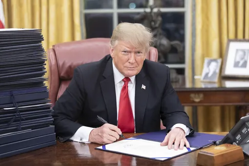 Трамп подал иск на $15 млрд против New York Times за клевету Трамп подал иск на $15 млрд против New York Times за клевету