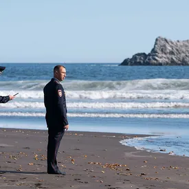 «Гражданин море, подпишите протокол»: камчатские полицейские, проверявшие загрязненное побережье, стали героями мемов