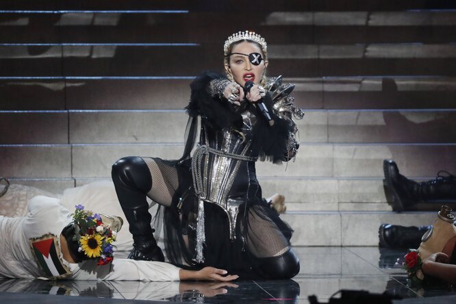 Мадонна выступила на «Евровидении» в Израиле. На спине ее танцора был нашит флаг Палестины