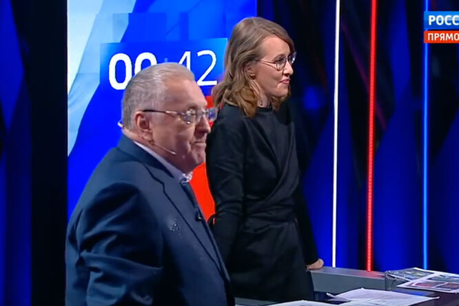Жириновский обругал Собчак на дебатах. В ответ она облила его водой