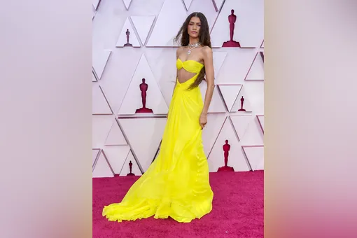 Зендея пришла на «Оскар» в платье, светящемся в темноте