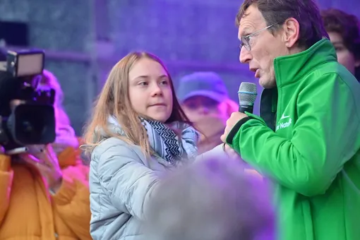 У Греты Тунберг попытались отнять микрофон после слов в поддержку Палестины на климатическом митинге в Амстердаме