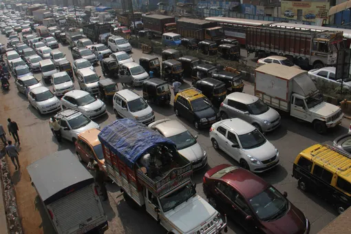 В Мумбае установили «Карающий светофор» для борьбы с шумными водителями. Чем больше вы сигналите, тем дольше ждете