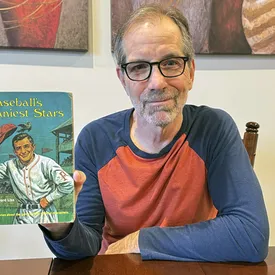 Житель Чикаго попытался вернуть в библиотеку книгу о бейсболе спустя 50 лет. В итоге мужчине разрешили оставить ее себе Житель Чикаго попытался вернуть в библиотеку книгу о бейсболе спустя 50 лет. В итоге мужчине разрешили оставить ее себе