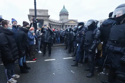 Жительницу Петербурга, которую полицейский ударил ногой в живот, вновь госпитализировали