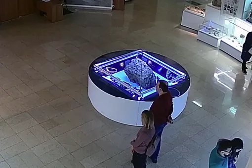 В челябинском музее самопроизвольно поднялся защитный купол, под которым хранился метеорит. К расследованию инцидента привлекут ученых