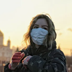 Сообщения о дезинфекции с вертолетов и чипах Билла Гейтса в вакцине от Covid-19 стали в России самыми популярными фейками года