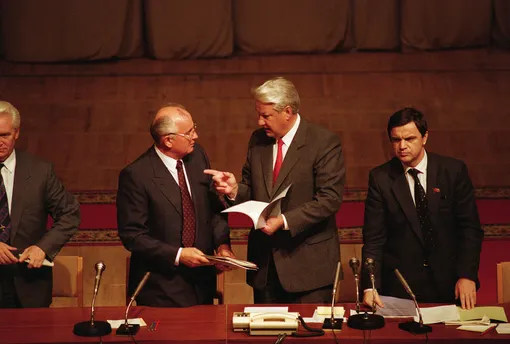 Михаил Горбачев и Борис Ельцин после попытки госпереворота, 1991 год