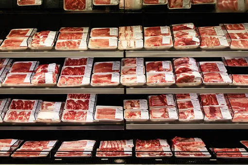 РБК: россияне стали меньше покупать мясо из-за роста цен на него