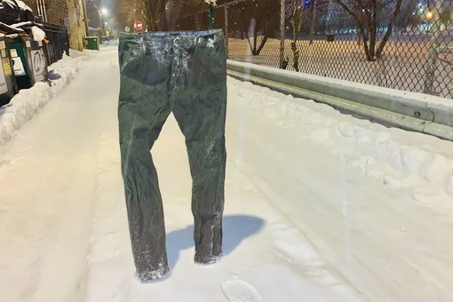 Житель Чикаго изобрел лучший способ застолбить место на парковке — с помощью замороженных джинсов