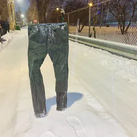 Житель Чикаго изобрел лучший способ застолбить место на парковке — с помощью замороженных джинсов