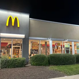 В США почти 50 человек отравились «Роял чизбургером» из McDonald’s. Один из них погиб