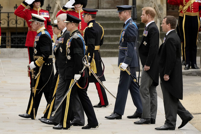 Король Карл III не разрешил принцу Гарри и принцу Эндрю надеть военную форму на похороны Елизаветы II