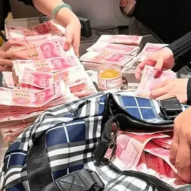 Персонал китайского бутика Louis Vuitton 2 часа пересчитывал 600 тысяч юаней наличными клиентки. В итоге она отказалась от покупки и ушла