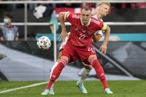Russia's forward Artem Dzyuba (Front) fights for the ball with Denmark's defender Daniel Wass during the UEFA EURO 2020 Group B football match between Russia and Denmark at Parken Stadium in Copenhagen on June 21, 2021. (Photo by