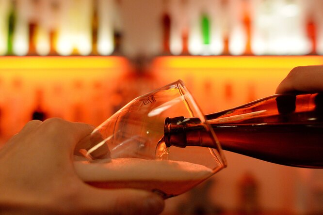 Власти хотели сократить потребление незарегистрированного алкоголя в России. Но сочли эти цели недостижимыми