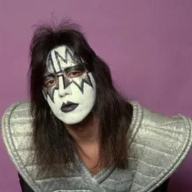 Умер сооснователь и гитарист группы Kiss Эйс Фрейли Умер сооснователь и гитарист группы Kiss Эйс Фрейли