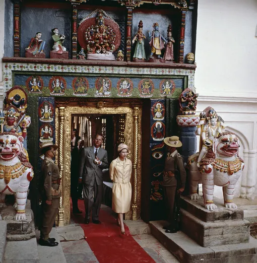 Королева Елизавета II и принц Филипп во время государственного визита в Непал,