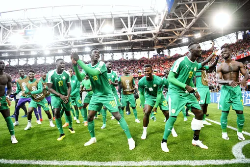 Сборная Сенегала отметила победу над Польшей танцами на футбольном поле.