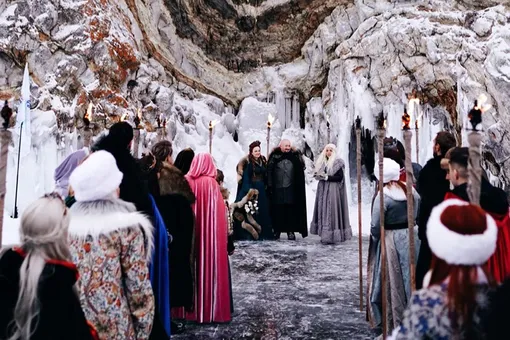 На Байкале устроили свадьбу в стиле «Игры престолов». Лед, корона, меховые одеяния — все как на Севере у Старков