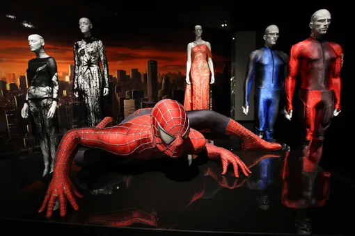 Выставка Superheroes Fashion and Fantasy в Институте костюма Метрополитен-музея, 2008 год