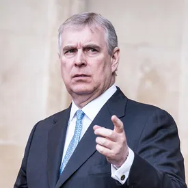 Принц Эндрю отказался от королевских титулов из‑за скандала с Эпштейном