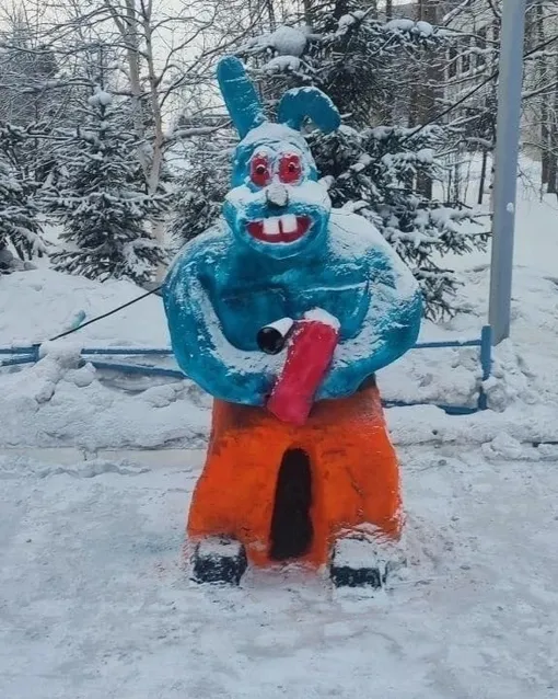 Еще парочка снежных скульптур в виде символа года в Нижневартовске