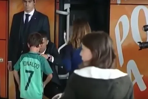 Мальчик плакал у автобуса португальской сборной. Из него вышел Роналду и утешил его