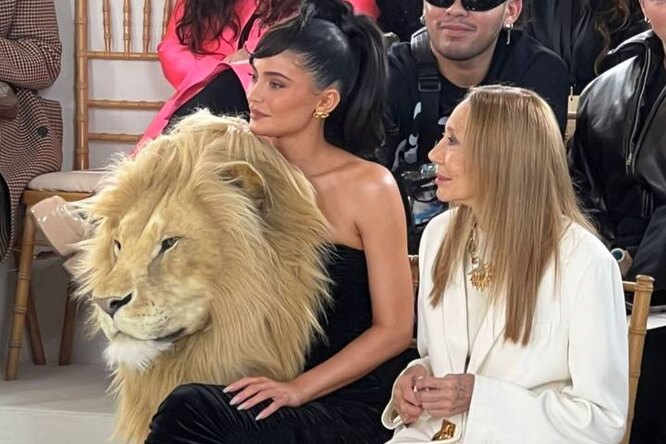 Кайли Дженнер пришла на показ Schiaparelli в платье с головой льва — а Ирина Шейк вышла в таком на подиум