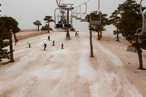 People Ski At The Navacerrada Ski Resort On March 16, 2022, In Guadarrama, Madrid, Spain. The Passage Of The Squall Celia Through The Iberian Peninsula Has Left For The Second Consecutive Day A Reddish Blanket Of Dust And Mud, While It Has Dyed The Sky Orange, Due To The Arrival Of Saharan Dust. An Unusual Meteorological Phenomenon That Has Caused Several Points Of Spain To Take Measures Of Concern Due To Air Quality As The Use Of Masks Or The Recommendation Not To Exercise Outdoors During The Days Of Duration. Photo By Rafael Bastante/Europa Press/Abaca/Sipa USA