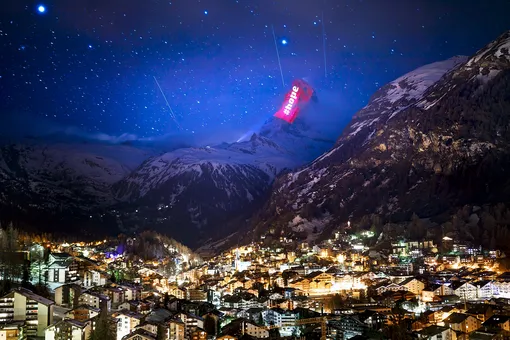В Швейцарии на вершину горы Маттерхорн проецируют слова поддержки и флаги разных стран — в знак солидарности со всеми пострадавшими от пандемии