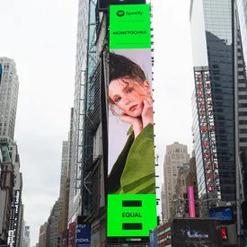 Spotify разместил билборд с Монеточкой на Таймс-сквер Spotify разместил билборд с Монеточкой на Таймс-сквер