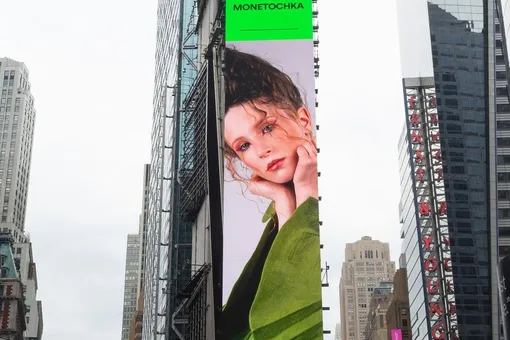 Spotify разместил билборд с Монеточкой на Таймс-сквер