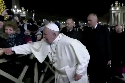 Папа римский оттолкнул женщину, грубо потянувшую понтифика к себе на праздновании Нового года в Риме. Видео стало мемом