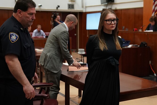 В США досрочно освободилась из тюрьмы русская мошенница Анна Сорокина. Netflix снимает о ней сериал