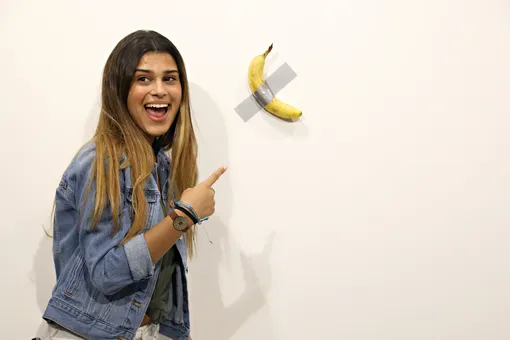 На выставке Art Basel в Майами продали работу за $120 тысяч, но один из посетителей ее съел. Это банан, приклеенный к стене