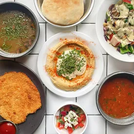 В кафе израильской кухни Dizengof/99 ввели несколько акций, которые действуют на доставку. Появились, например, кэшбек и комплексные обеды