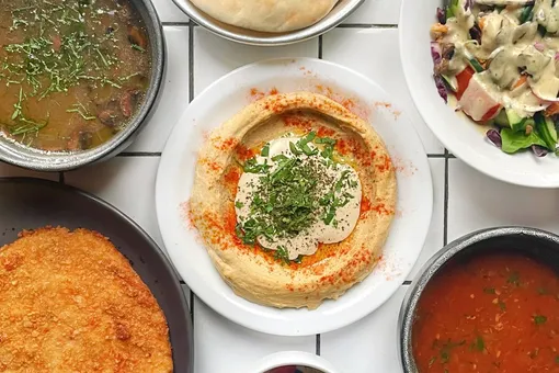 В кафе израильской кухни Dizengof/99 ввели несколько акций, которые действуют на доставку. Появились, например, кэшбек и комплексные обеды